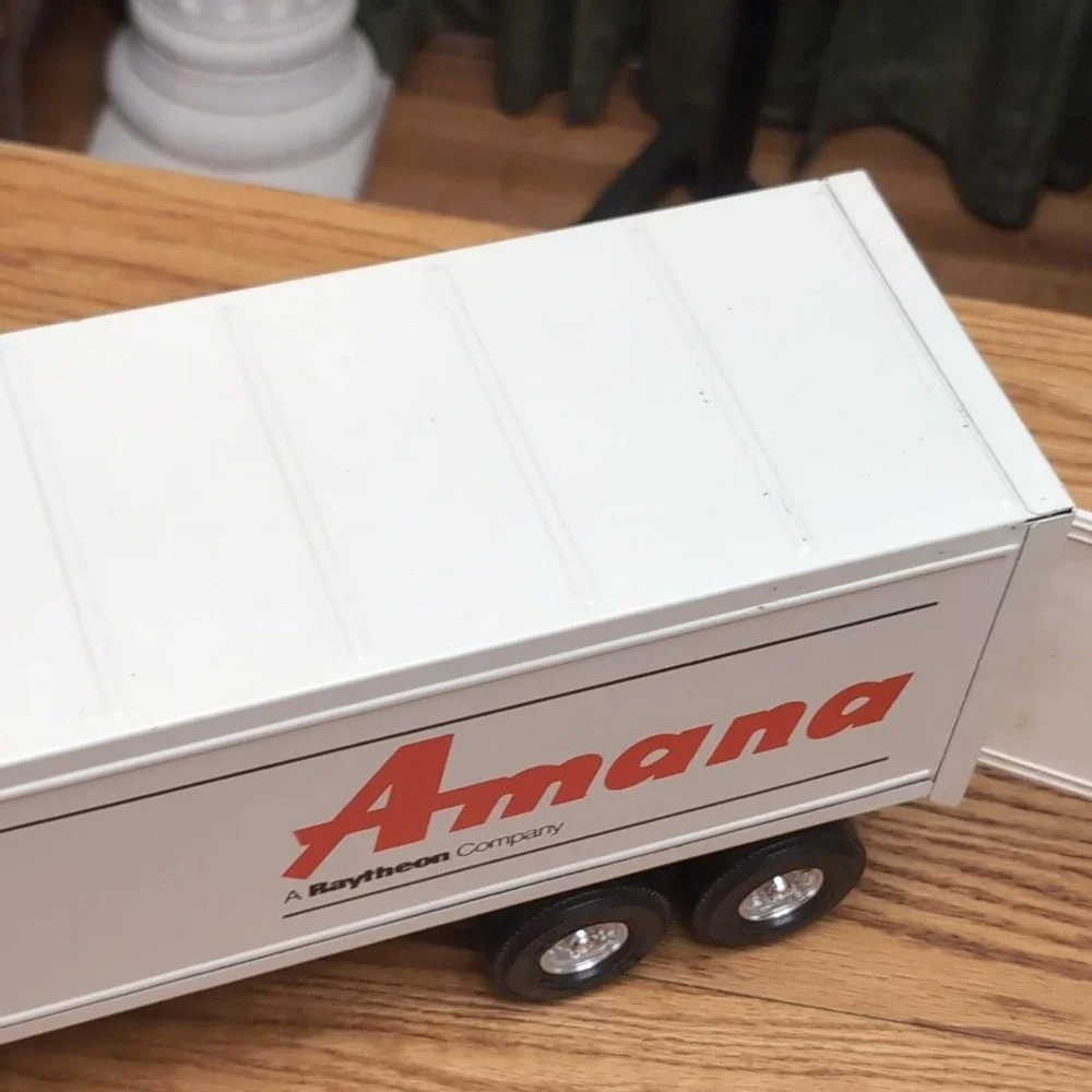 Ertl Amana Refrigeration Semi Truck Diecast Pressed Steel Promotional Toy 2538